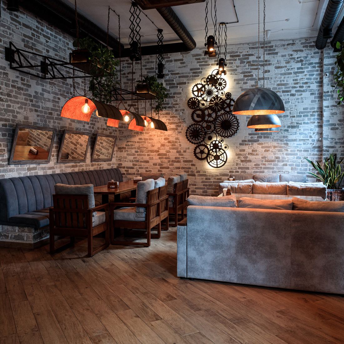 Salle de la pizzeria en soirée